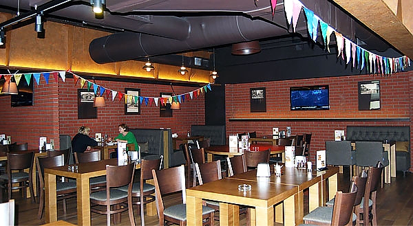 оформление бара гравюрами в рамах