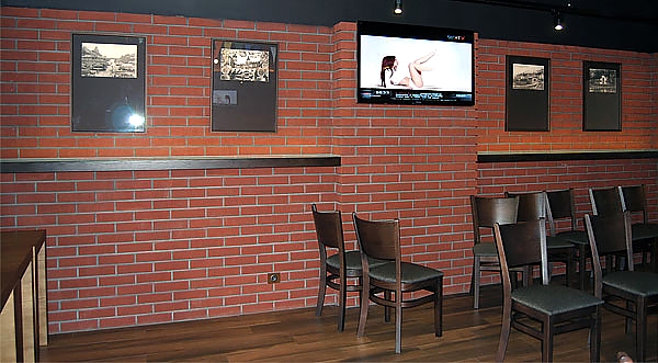 серия гравюр в рамах на стене в баре