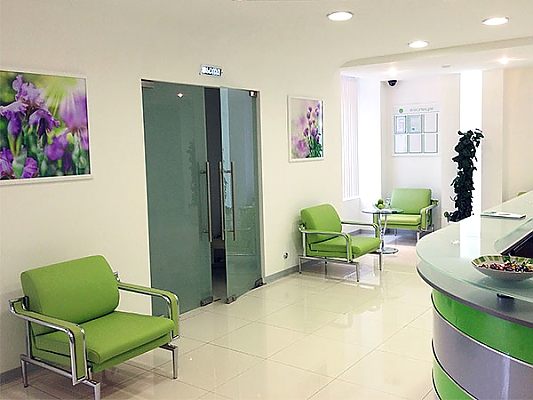 Оформление холла постерами с фиолетовыми цветами в белых рамах, постер с цветами лука