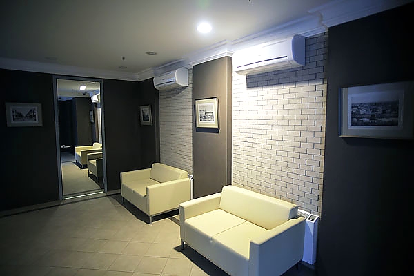 Оформление интерьера в бизнес-центре копиями гравюр Найденова