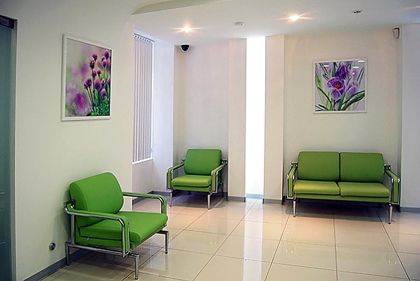 Оформление интерьера больницы постерами с цветами