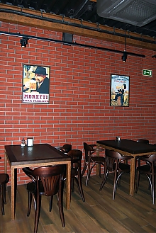 Оформление ретро-постерами пивоварни на шаболовке