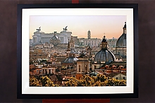 Серия постеров с городскими пейзажами в черных рамах с паспарту