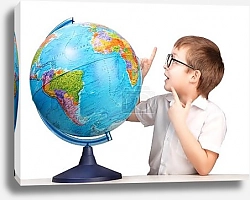 Постер Кролик в очках, сидящий на книгах в классе