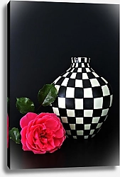 Постер Красная роза и черно-белая ваза