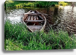 Постер  Старая деревянная рыбацкая лодка на реке