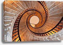 Постер Винтовая лестница с тёмными деревянными перилами
