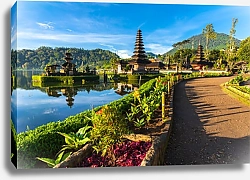 Постер Храм на берегу озера на рассвете, Бали, Индонезия.