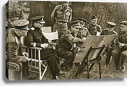 Постер Lieutenant General Dempsey, Commander of the British Second Army, explains to Soviet officers the state of affairs on the Western Front, 1944