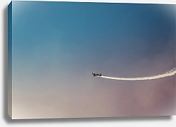 Постер Самолет, оставляющий след на небе