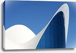 Постер Белое изогнутое здание на фоне неба