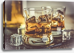 Постер Виски со льдом в стаканах