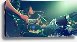 Постер Гитарист с микрофоном на сцене