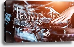 Постер Dj смешивает трек в ночном клубе