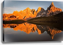 Постер Итальянские Доломитовые Альпы, отражающиеся в озере, на закате
