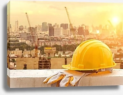 Постер Желтая каска на строительной площадке