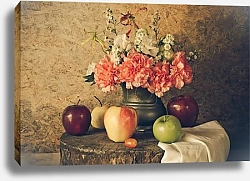 Постер Натюрморт с букетом из красных и белых роз в винтажном золотом чайнике с фруктами 