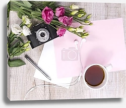 Постер Натюрморт с букетом подсолнухов и фотоаппаратом