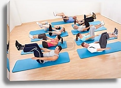 Постер Групповая тренировка в гимнастическом зале