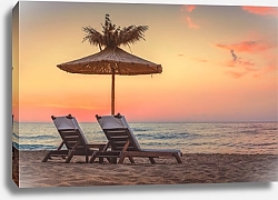 Постер Яркий восход солнца на песчаном пляже с зонтом