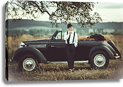 Постер Молодой жених с сигарой у старинного автомобиля