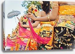 Постер Группа красивых балийских девушек в ярких национальных костюмах