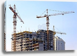 Постер Строительные краны и многоэтажный дом