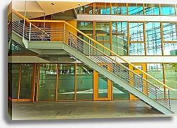 Постер Лестница и стеклянный фасад офисного здания