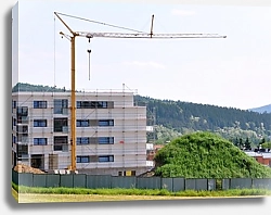 Постер Кран на фоне строящегося дома