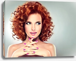 Постер Девушка с вьющимися рыжими волосами.