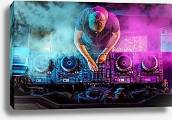 Постер Ди-джей играет на проигрывателе компакт-дисков в ночном клубе 