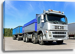 Постер Серый грузовик с синим трейлером