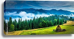 Постер Удивительный горный пейзаж с туманом и стогом сена
