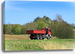 Постер Красный грузовик на сельской дороге