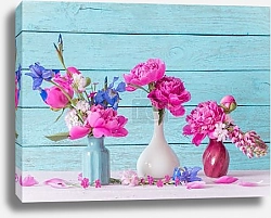 Постер Вазы с цветами на фоне из досок