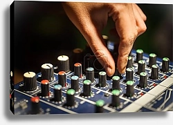 Постер Микшерный пульт крупным планом