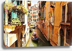 Постер Италия. Венеция. Гондолы в узких каналах