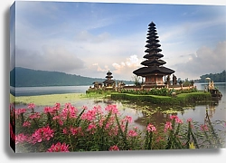 Постер Храм Пура Улун Дану с розовыми цветами, Бали, Индонезия