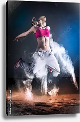 Постер Танцующая девушка на песке