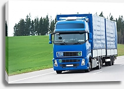 Постер Синий грузовик с синим трейлером на шоссе