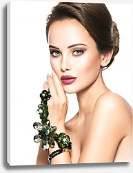 Постер Красивая женщина с модным зеленым украшением