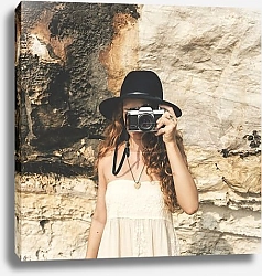 Постер Девочка в шляпе с фотоаппаратом