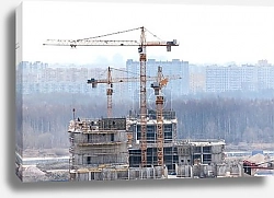 Постер Краны на строительстве многоэтажного здания