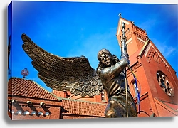 Постер Беларусь, Минск. Скульптура ангела около церкви Святых Симеона и Елены (Красный костел)