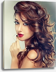 Постер Модель с красивыми вьющимися волосами