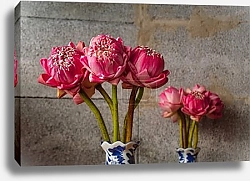 Постер Натюрморт с букетом белых и фиолетовых хризантем в серебряном горшке и украшениями