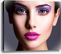 Постер Красивая девушка с фиолетовым макияжем