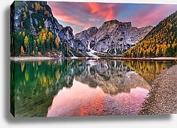 Постер Утро на озере Брайес у подножия пика Сиекофель, Доломиты, Италия