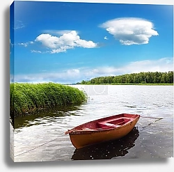 Постер  Старая деревянная рыбацкая лодка на осеннем берегу