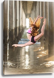 Постер Гимнастка в прыжке под мостом